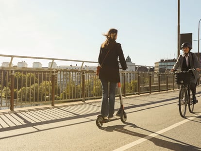 Cada vez es más común ver patinetes y bicicletas eléctricas en las calles. GETTY IMAGES.