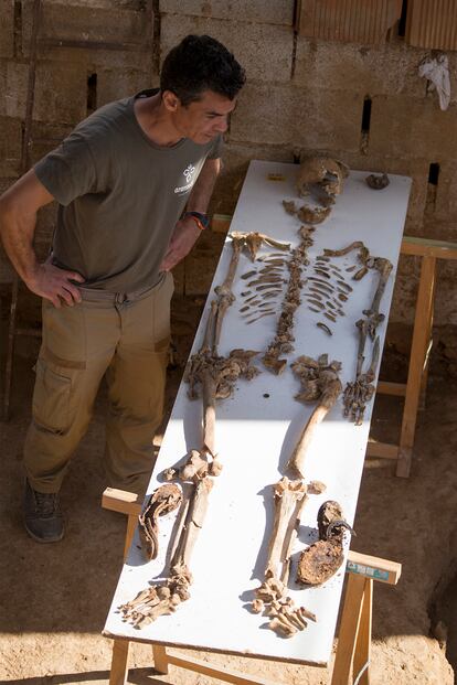 Vista de los restos de uno de los cadáveres de los mineros de la Columna Minera. Tras un estudio exhaustivo de cómo se ha encontrado, laceraciones, signos de tortura, etc, se toma una muestra de ADN para cotejarlo con el de familiares y se guarda en una nave en el cementerio de San Fernando, en Sevilla.