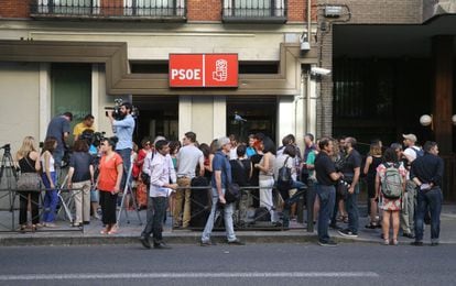 Los medios de comunicación en la puerta de la sede de la calle Ferraz de Madrid.