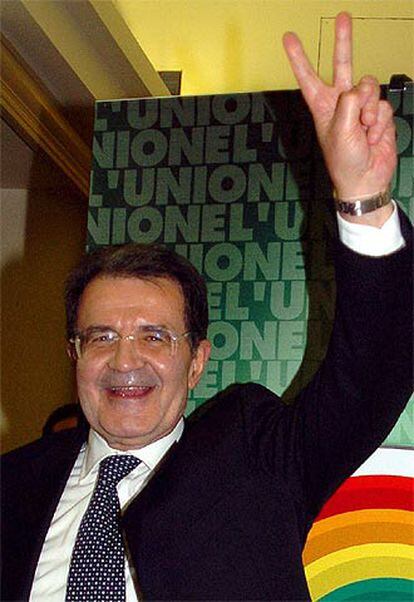 El líder de centro-izquierda, Romano Prodi, festeja el triunfo de la coalición.