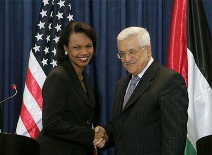 La secretaria de Estado de EE UU, Condoleezza Rice, y el presidente palestino, Mahmud Abbas, se saludan en su comparecencia conjunta en Ramala.