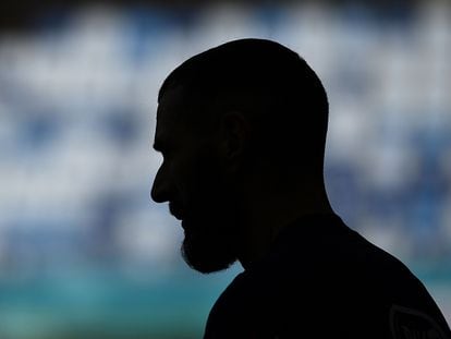 La silueta de Karim Benzema durante un entrenamiento de la selección francesa.