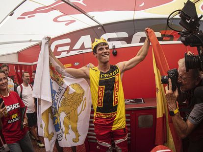Jorge Prado celebrando su título MXGP, la categoría reina del motocross.