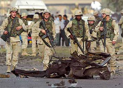 Soldados de EE UU observan los restos del coche bomba que explotó ayer junto a la Embajada turca en Bagdad.