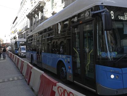 Autobuses atascados en la Carrera de San Jerónimo, donde cotidianamente se forman embotellamientos. 