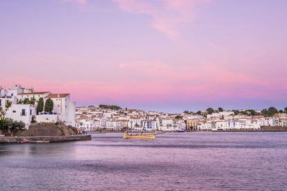 Este pequeño pueblo del Alto Ampurdán es uno de los más turísticos de la Costa Brava. Sus blancas casas frente a sus pequeñas calas, el paseo junto al mar hasta el faro de Cala Nans y sus estrechas y empinadas callejuelas son sus señas de identidad. Más información: <a href="http://www.visitcadaques.org/?lang=es&sec=" target="_blank">visitcadaques.org</a>