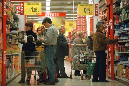 Clientes de una gran superficie hacen sus compras en la primera semana de 2002.