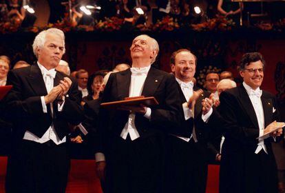 Dario Fo tras recibir el Premio Nobel de Literatura en el Concert Hall de Estocolmo (Suecia), el 10 de diciembre de 1997. 