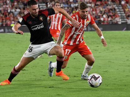Moi Gómez lucha por el balón con Alejandro Pozo durante el último partido de la quinta jornada de Liga entre el Almería y Osasuna este lunes.