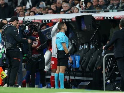 El árbitro Hernandez Maeso revisando un acción durante el partido entre el Real Madrid y el Almería.