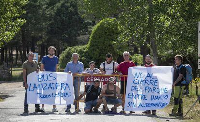 Vecinos de Manzanares el Real y visitantes de La Pedriza protestan al encontrarse cerrado el acceso al parque.