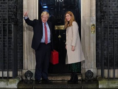 El primer ministro Boris Johnson y su novia Carrie Symonds en Downing Street.
