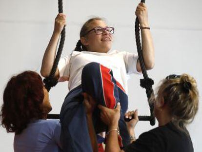 Jóvenes con discapacidad física e intelectual disfrutan y aprenden a través de talleres de circo impartidos por la escuela Carampa