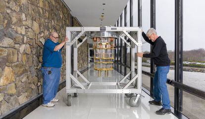 Dos trabajadores del centro de investigación de IBM en Yorktown Heights mueven el IBM System Q, desprovisto de su carcasa.