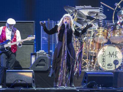 John McVie y Stevie Nicks de Fleetwood Mac en el concierto del Festival de la  Isla de Wight.