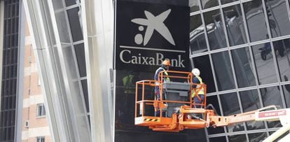 Cambio de logo en la sede de Bankia.