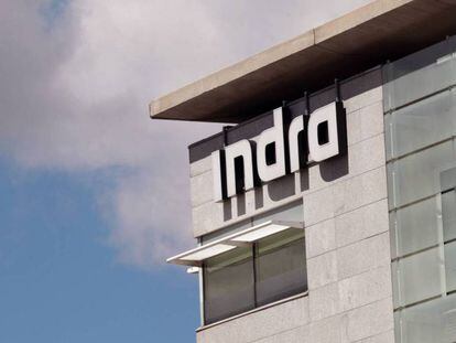 Logo en la sede de Indra.