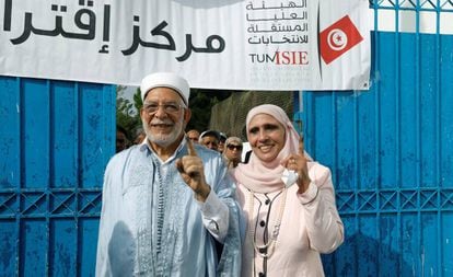 Abdelfatá Muru, candidato presidencial del partido islamista Ennahda, junto a su mujer, tras votar este domingo.