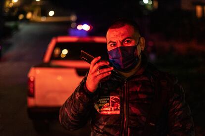 El fotoperiodista Jesús Aguilar en la colonia Guerrero, en Tijuana, el pasado 25 de enero. Poco antes de su llegada se acababa de producir un asesinato.