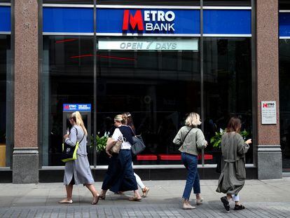 Varias personas pasan por delante de una oficina de Metro Bank, en Londres.
