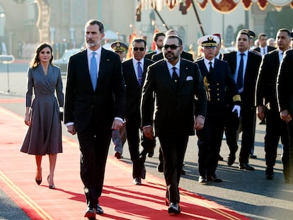 Felipe VI y Mohamed VI y doña Letizia, detrás, durante la visita de Estado de los Reyes de España a Rabat en febrero de 2019.