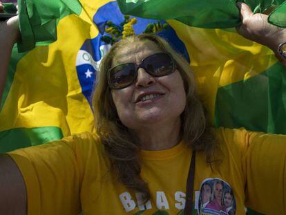 Una seguidora del candidato Jair Bolsonaro, de extrema derecha, en un acto de apoyo despu&eacute;s de su apu&ntilde;alamiento.