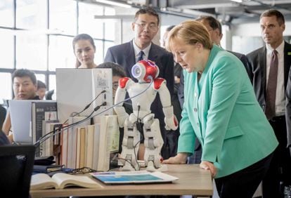 La canciller alemana, Angela Merkel, durante una visita a una compañía tecnológica en China en 2018.