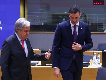 El presidente de España, Pedro Sánchez con el secretario general de la ONU, Antonio Guterres, este jueves en una reunión en el Consejo Europeo en Bruselas.