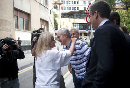 Mari Mar Blanco saluda al alcalde de Ermua, Carlos Totorika, en presencia de Antonio Basagoiti.