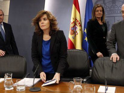 El ministro de Hacienda, Crist&oacute;bal Montoro (a la derecha), junto a los ministros F&aacute;tima B&aacute;&ntilde;ez y Luis de Guindos y a la vicepresidente Soraya S&aacute;enz de Santamar&iacute;a. 