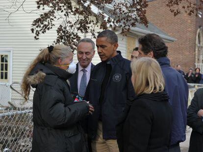 El presidente de Estados Unidos, Barack Obama, escucha a una mujer afectada por Sandy. 