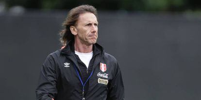 Ricardo Gareca dirige un entrenamiento de Perú.