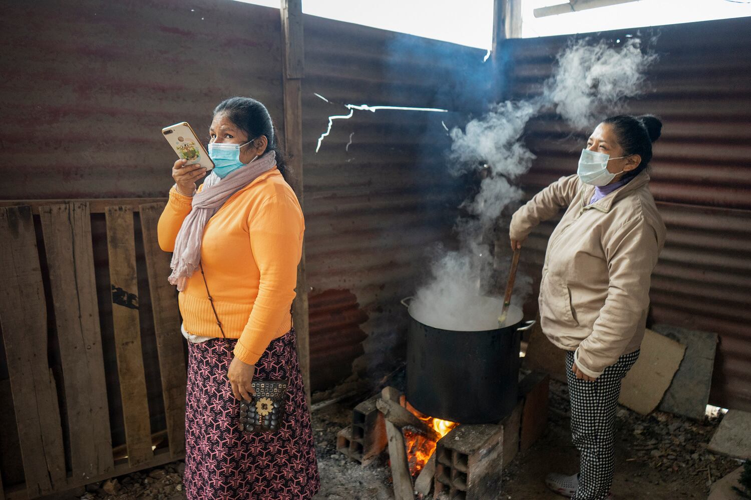 Aurelia De la Cruz prepara comida en la olla común del asentamiento humano Paraíso, un distrito de Lima sur este 29 de agosto.
