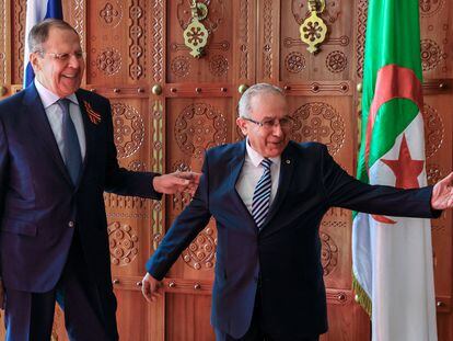 El ministro de Exteriores argelino, Ramtane Lamamra (derecha), recibía en mayo a su homólogo ruso, Sergei Lavrov, para un encuentro en Argel.