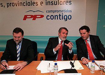 Mariano Rajoy, Jaime Mayor Oreja y José María Michavila, en una reunión de la dirección del PP.