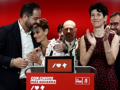 Las candidatas a presidir por el PSN el Gobierno de Navarra y el Ayuntamiento de Pamplona, María Chivite (c) y Elma Saiz (d) junto a Ramón Alzorriz (i), valoran los resultados electorales obtenidos tras los comicios celebrados este domingo.