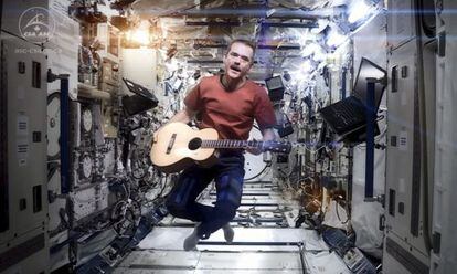 Captura del video en el que el astronauta Chris Hadfield interpreta 'Space Oddity' de David Bowie en la Estación Espacial Internacional.