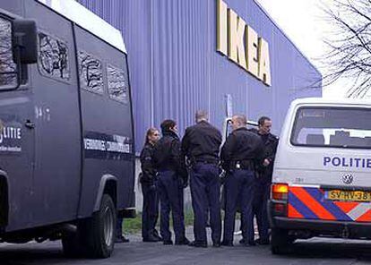 La policía holandesa inspecciona uno de los centros de Ikea.