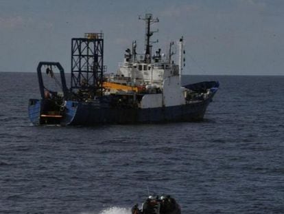 El buque comercial expulsado del mar de Albor&aacute;n por el patrullero &lsquo;Infanta Cristina&rsquo;.