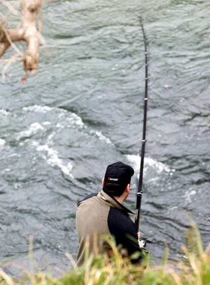 Un aficionado pesca en el río Pas, en Cantabria.