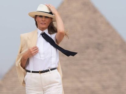Melania Trump el 6 de octubre durante su visita a las pirámides en Egipto, en su primer viaje oficial en solitario a África / En vídeo, las claves de la convivencia entre Donald Trump y Melania Trump