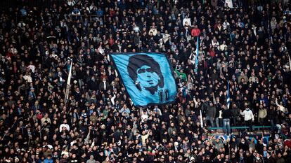Aficionados del Nápoles en el estadio San Paolo recuerdan a Diego en el 2017.