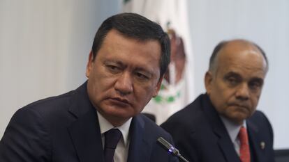 Miguel Ángel Osorio Chong, coordinador del grupo parlamentario PRI durante una conferencia de prensa en 2020.