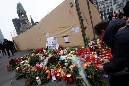 Flores en memoria de las v&iacute;ctimas del atentado contra el mercadillo de Navidad. 