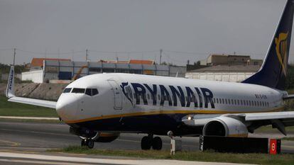 Un Boeing 737-800 de Ryanair a l'aeroport de Lisboa, el 24 d'abril.