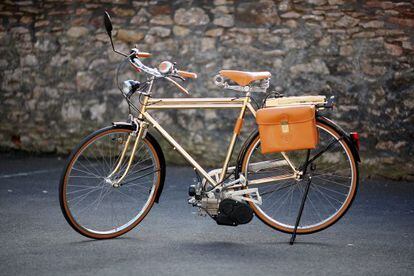 El valor de esta bicicleta el&eacute;ctrica y ba&ntilde;ada en oro de Italian Tommasini se estima en unos 2.500 euros 