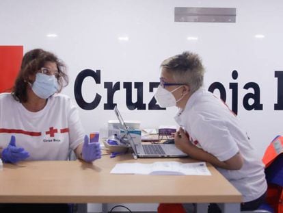 Dos sanitarias de Cruz Roja charlan durante la realización de test rápidos de detección a profesores.