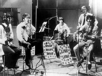 The Beatles tocan &#039;All You Need Is Love&#039; el 25 de junio de 1967 en Londres. 