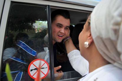 Uno de los rehenes liberados saluda a la exsenadora Piedad Córdoba.