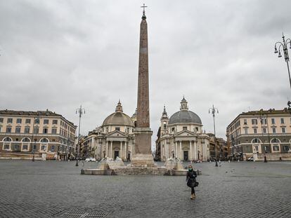 Una mujer pasea ayer por una desierta Piazza del Poppolo, en Roma.